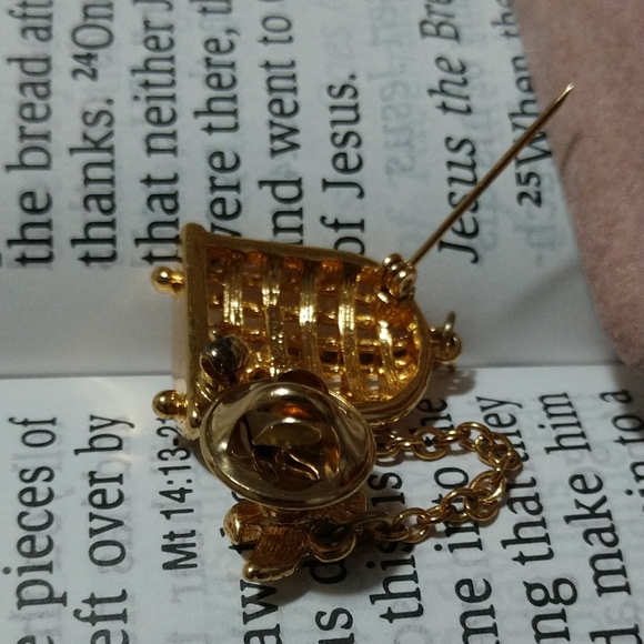 Vintage Designer Monet Chain Lapel Brooch/Pin Bird Cage with Bird on End  - Picture 6 of 11